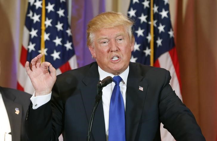 © Reuters. iRepublican U.S. presidential candidate Donald Trump reacts to the results of Super Tuesday primary and caucus voting during a news conference in Palm Beach