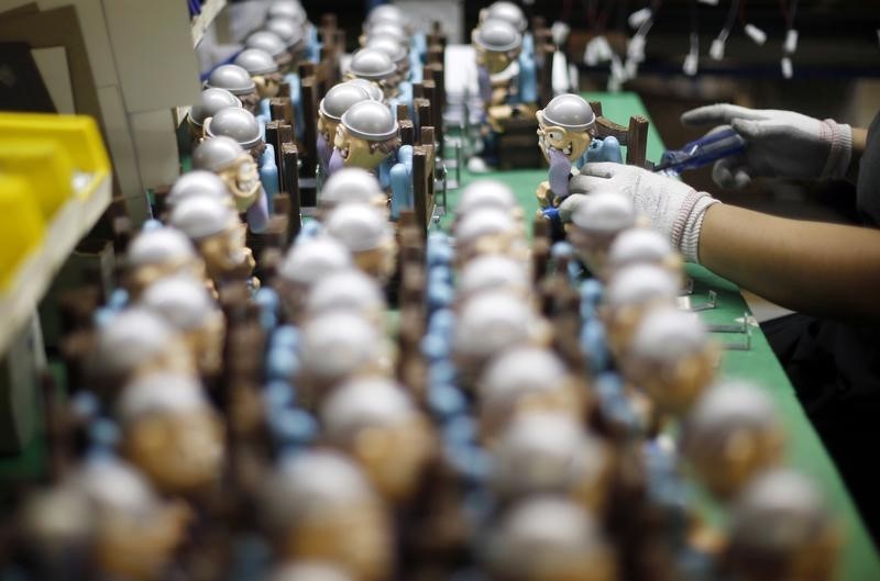 © Reuters. A worker assembles parts used a pinball machine at Stern Pinball in Melrose Park, just outside Chicago, Illinois