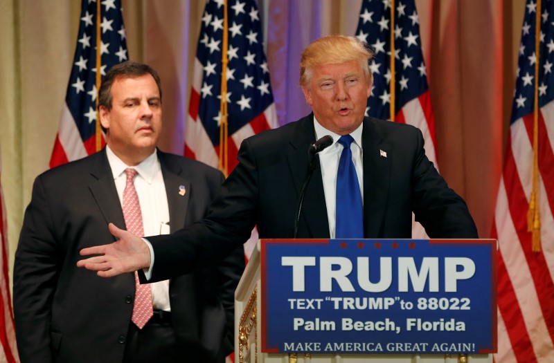 © Reuters. Republican U.S. presidential candidate Trump with former rival candidate Christie at his side speaks about the results of Super Tuesday primary and caucus voting during a news conference in Palm Beach