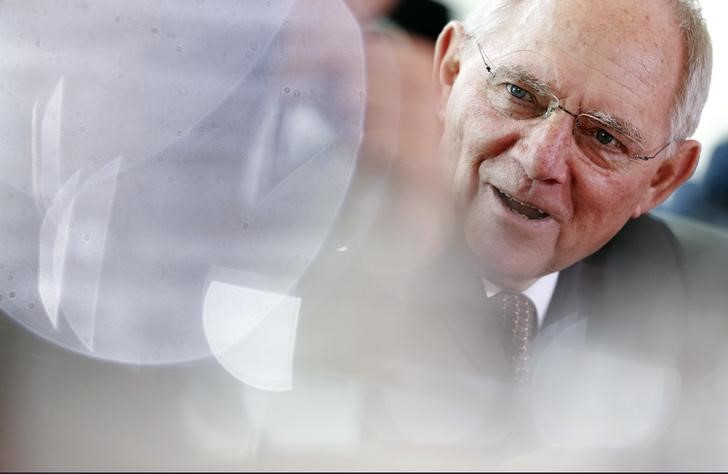 © Reuters. German Finance Minister Schaeuble attends the weekly cabinet meeting at the Chancellery in Berlin