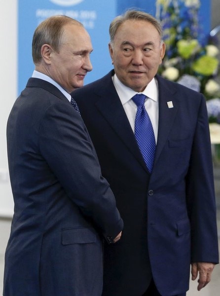 © Reuters. Russia's President Putin shakes hands with Kazakhstan's President Nazarbayev during the Shanghai Cooperation Organization (SCO) summit in Ufa, Russia