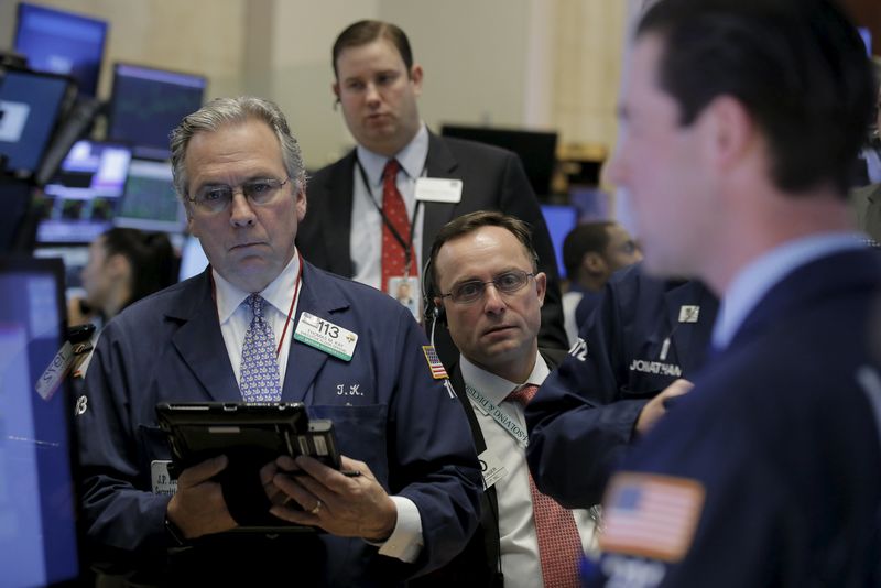 © Reuters. Traders work on the floor of the NYSE