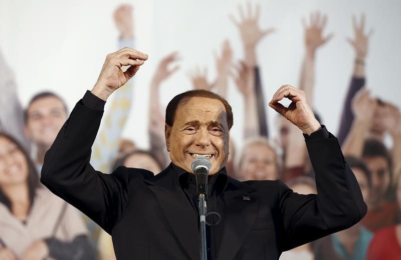 © Reuters. Forza Italia party (PDL) leader Berlusconi speaks during a Northern League rally in Bologna