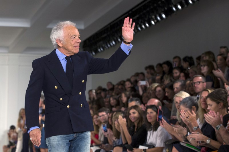 © Reuters. Designer Ralph Lauren greets the crowd after presenting his Spring/Summer 2016 collection during New York Fashion Week in New York