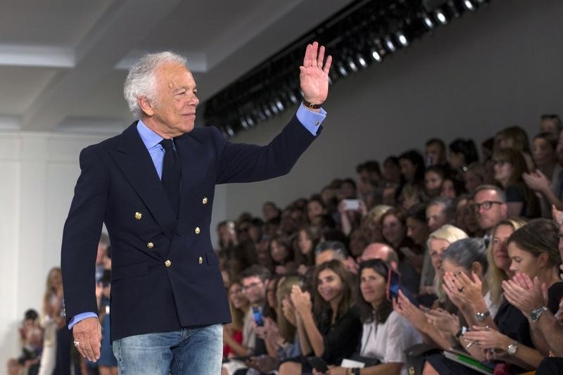 © Reuters. Designer Ralph Lauren greets the crowd after presenting his Spring/Summer 2016 collection during New York Fashion Week in New York