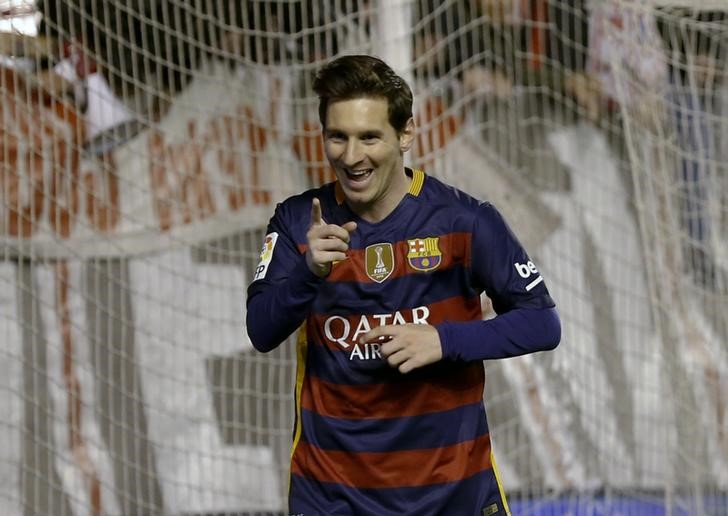 © Reuters. ثلاثية ميسي تساعد برشلونة على الوصول إلى 35 مباراة بلا هزيمة