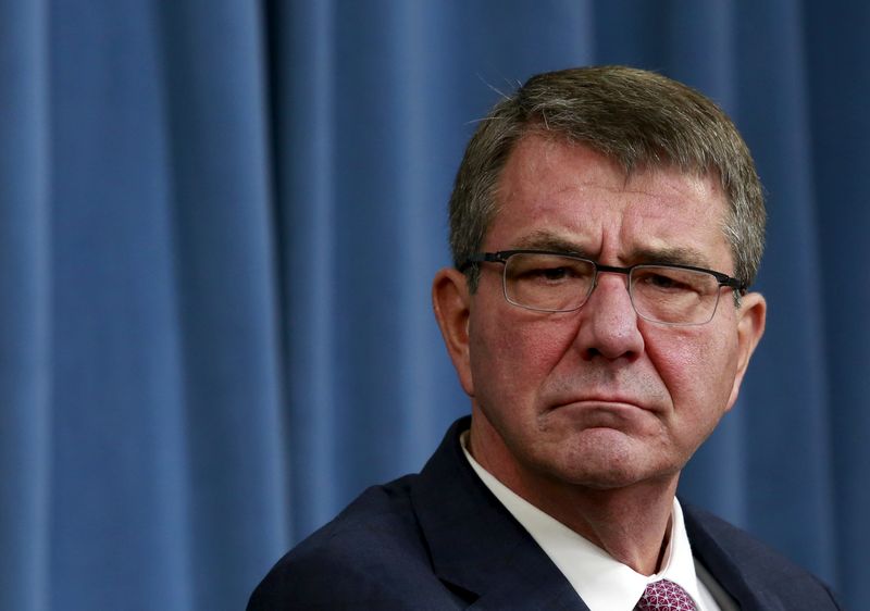 © Reuters. Defense Secretary Ash Carter attends a news conference