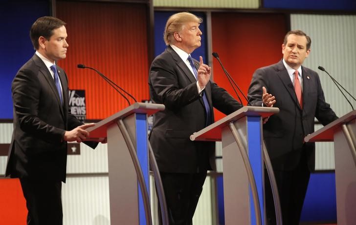 © Reuters. Rubio y Cruz atacan a Trump por cambiar posiciones en debate republicano EEUU