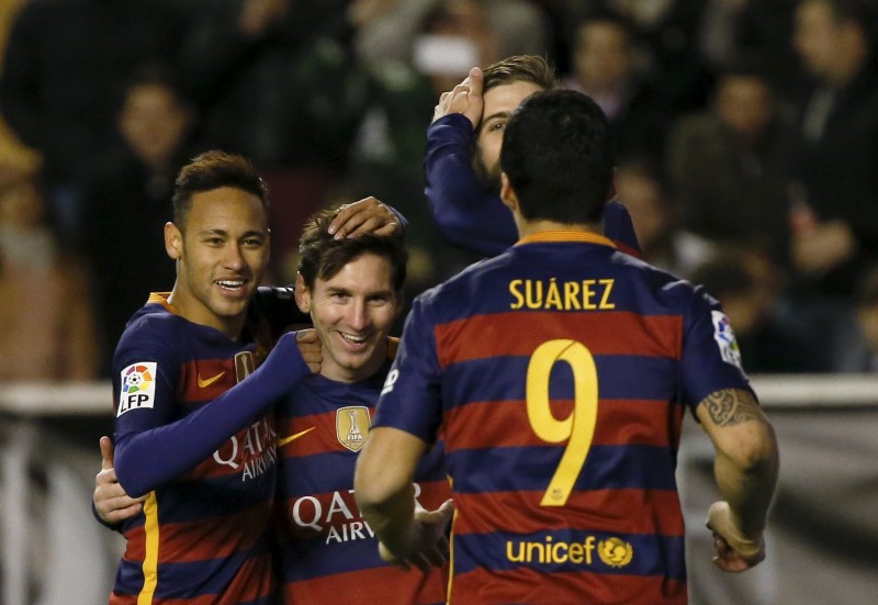© Reuters. El Barcelona golea al Rayo con triplete de Messi y marcha imparable al título