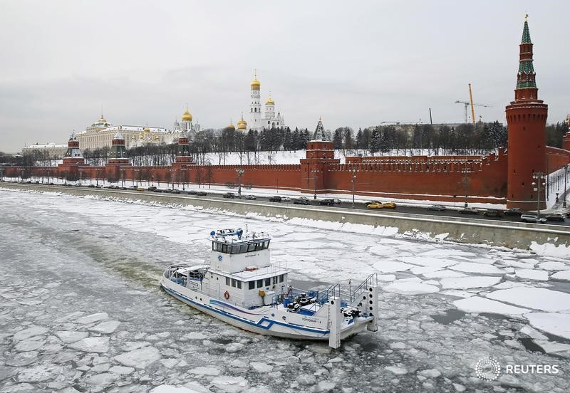 © Reuters. Судно плывет по Москве-реке в российской столице