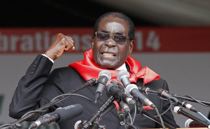 © Reuters. Mugabe descarta elegir un sucesor en Zimbabue y desea vivir 100 años 