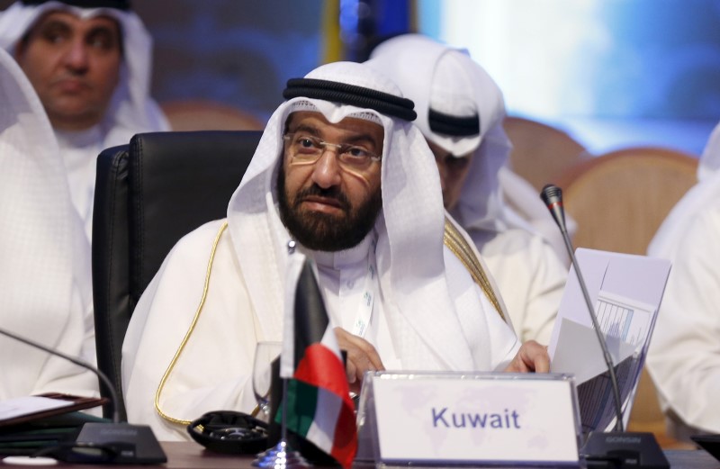 © Reuters. Министр нефти Кувейта Али Аль-Омаир на конференции в Эр-Рияде