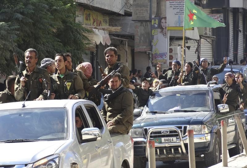 © Reuters. وحدات حماية الشعب الكردية السورية تتهم المعارضة بانتهاك الهدنة