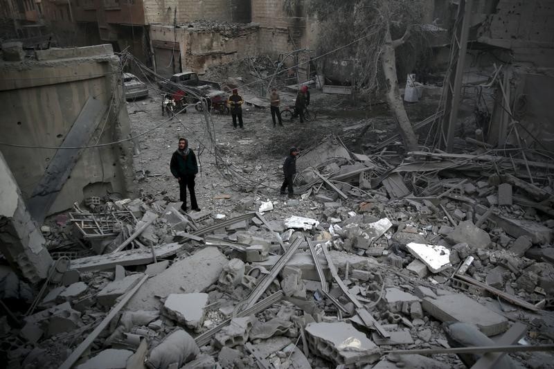 © Reuters. المرصد السوري: طائرات حربية تضرب مشارف دوما للمرة الأولى منذ الهدنة