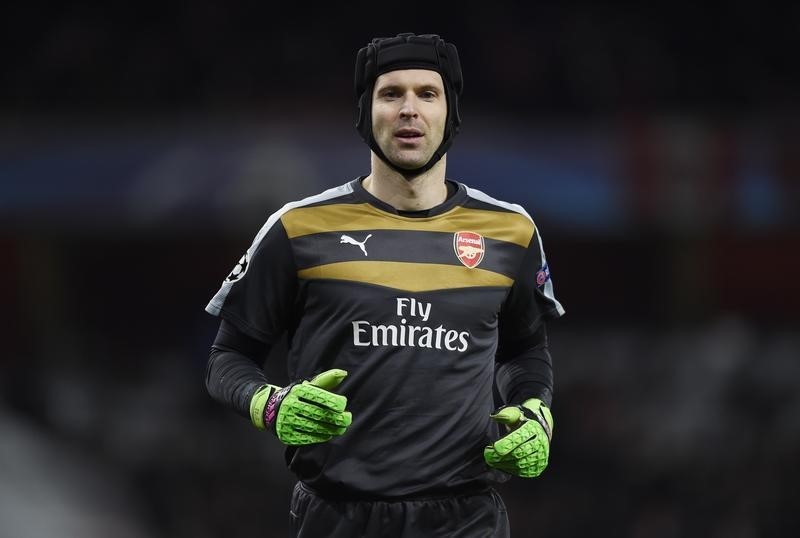© Reuters. Petr Cech será baja un mes en el Arsenal por una lesión muscular 