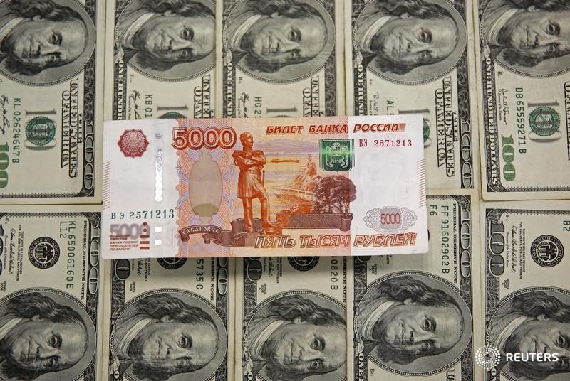 © Reuters. Рублевые и долларовые купюры в Сараево