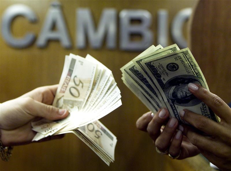 © Reuters. Notas de dólar e real em casa de câmbio no Rio de Janeiro