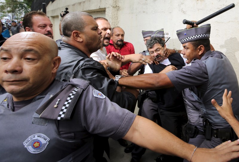 © Reuters. Supporters of former Brazilian president Luiz Inacio Lula da Silva confront police officers during a protest in front of Lula's apartment in Sao Bernardo do Campo