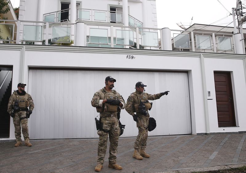 © Reuters. Policiais Federais em frente ao prédio do Instituto Lula, em São Paulo