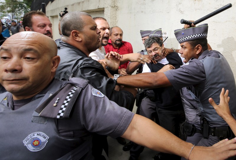 © Reuters. Manifestantes a favor do ex-presidente Lula entram em confronto com a polícia em frente ao prédio de Lula, em São Bernardo do Campo