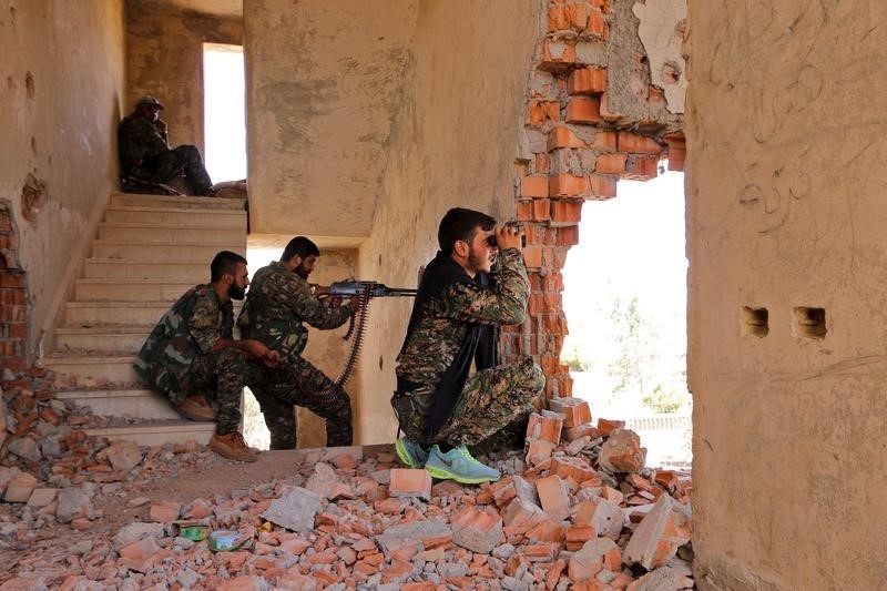 © Reuters. دبابات تركية تقصف مواقع لوحدات كردية بشمال سوريا