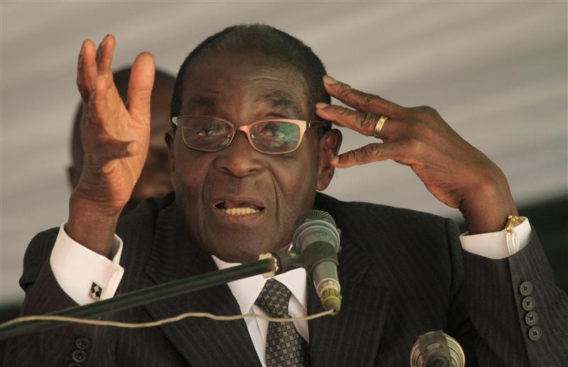 © Reuters. Zimbabwe President Mugabe addresses memorial service for retired general Mujuru at Ruzambo Farm in Beatrice