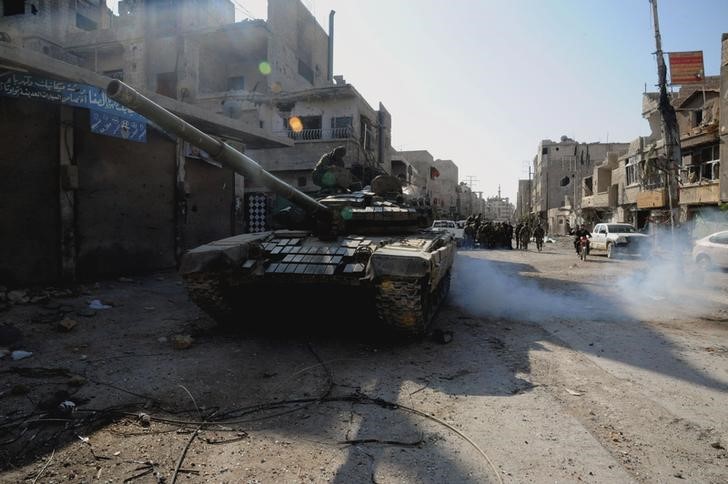 © Reuters. المرصد السوري: القوات الحكومية تطلق صواريخ قرب مدينة في الشمال الغربي