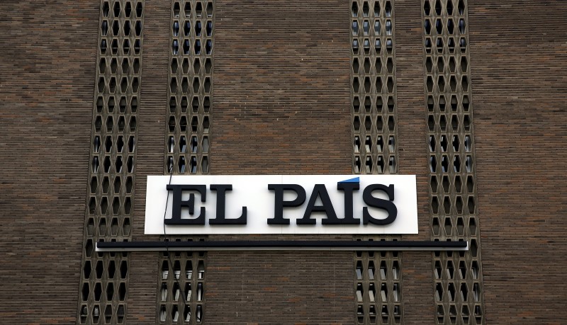 © Reuters. أكبر صحيفة في اسبانيا تتجه لوقف النسخة المطبوعة