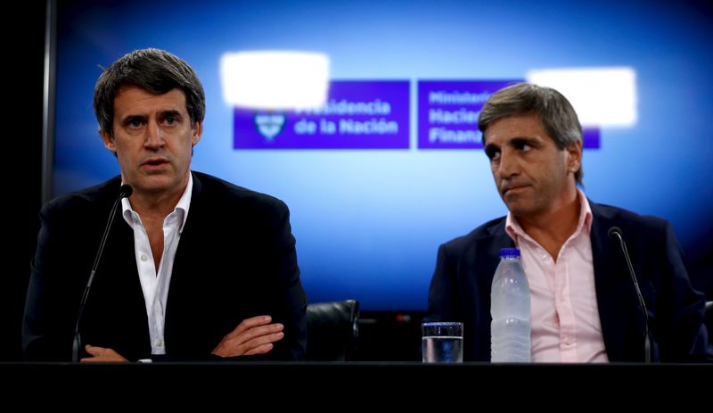 © Reuters. Argentina's Finance Minister Alfonso Prat-Gay speaks next to Finance Secretary Luis Caputo during a news conference in Buenos Aires