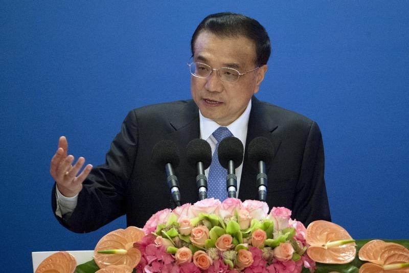 © Reuters. Chinese Premier Li Keqiang speaks during the Inaugural Meeting of the Board of Governors of the Asian Infrastructure Investment Bank (AIIB) in Beijing