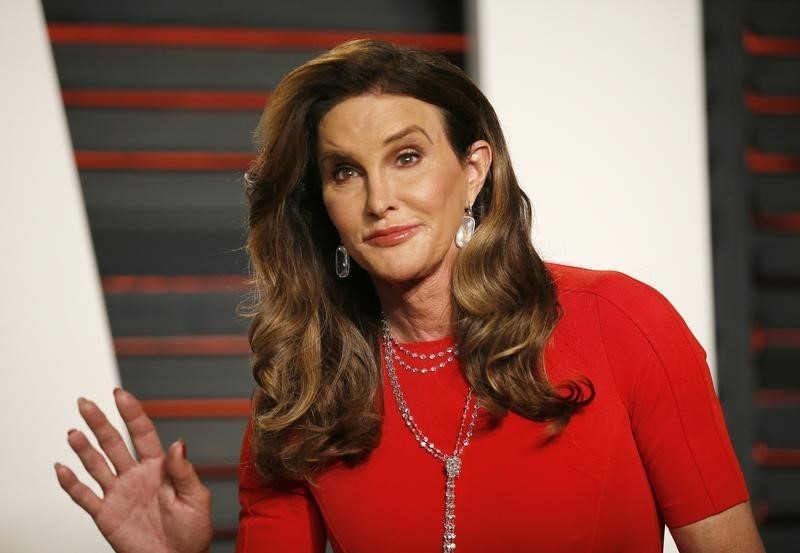 © Reuters. Caitlyn Jenner arrives at the Vanity Fair Oscar Party in Beverly Hills