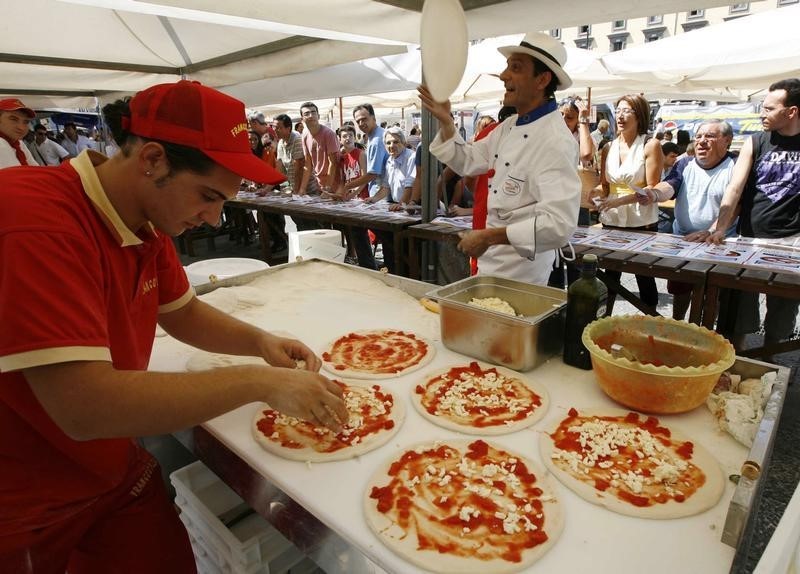© Reuters. ايطاليا تسعى لضم بيتزا نابولي لقائمة الثراث الثقافي لليونسكو