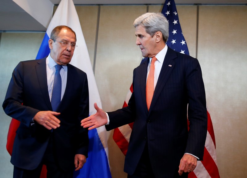 © Reuters. وزيرا خارجية روسيا وأمريكا يدعوان لبدء محادثات سوريا سريعا
