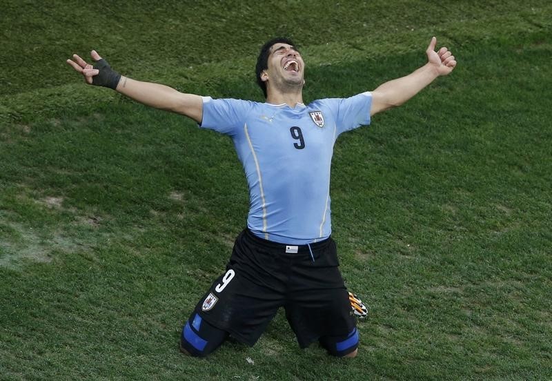 © Reuters. Suárez vuelve a la selección de Uruguay tras castigo por mordisco