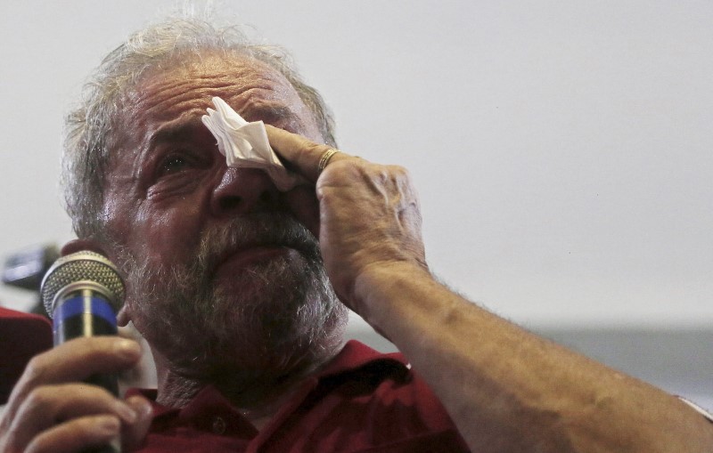 © Reuters. La detención de Lula, un héroe para millones, deja atónitos a brasileños