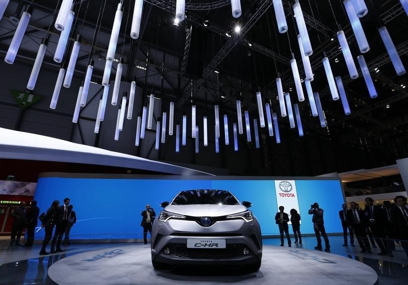 © Reuters. DE NOUVEAUX FOURGONS AU SALON DE L'AUTOMOBILE DE GENÈVE