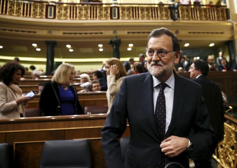 © Reuters. Spain's acting PM Rajoy takes his seat before an investiture debate at the parliament in Madrid