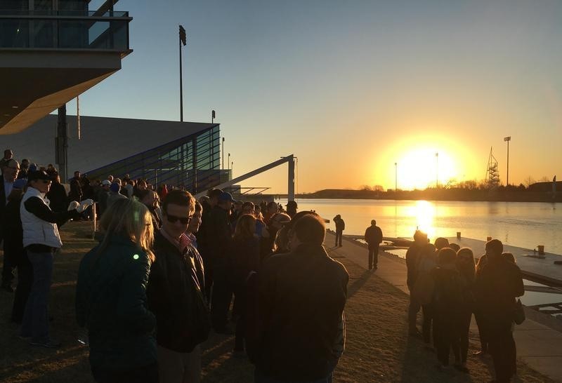 © Reuters. Well wishers gather along the Oklahoma River during a memorial for Aubrey McClendon who died in a car crash this week in Oklahoma City