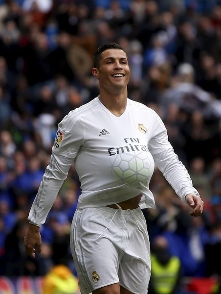 © Reuters. Cristiano hace cuatro goles en la victoria por 7-1 del Madrid ante el Celta