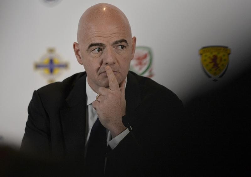 © Reuters. FIFA autoriza pruebas de tecnología de video para ayudar a los árbitros