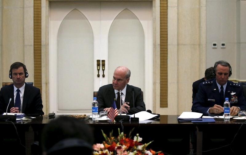 © Reuters. En la imagen de archivo, el jefe de la delegación de Estados Unidos, Michael Mckinley, durante una reunión en Kabul para reanudar el proceso de paz en Afganistán