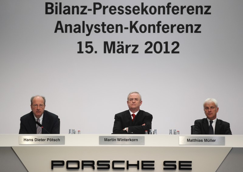 © Reuters. Matthias Mueller, Martin Winterkorn and Hans Dieter Poetsch attend a news conference in Stuttgart