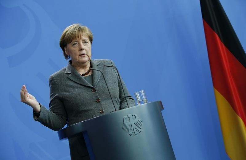 © Reuters. ميركل تهاجم حزب البديل من أجل ألمانيا المناهض للهجرة وتدافع عن سياستها بشأن اللاجئين