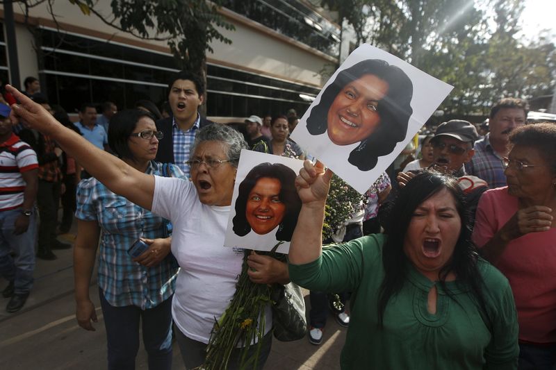 © Reuters. Sepultan a la líder indígena ambientalista asesinada en Honduras con una multitudinaria protesta
