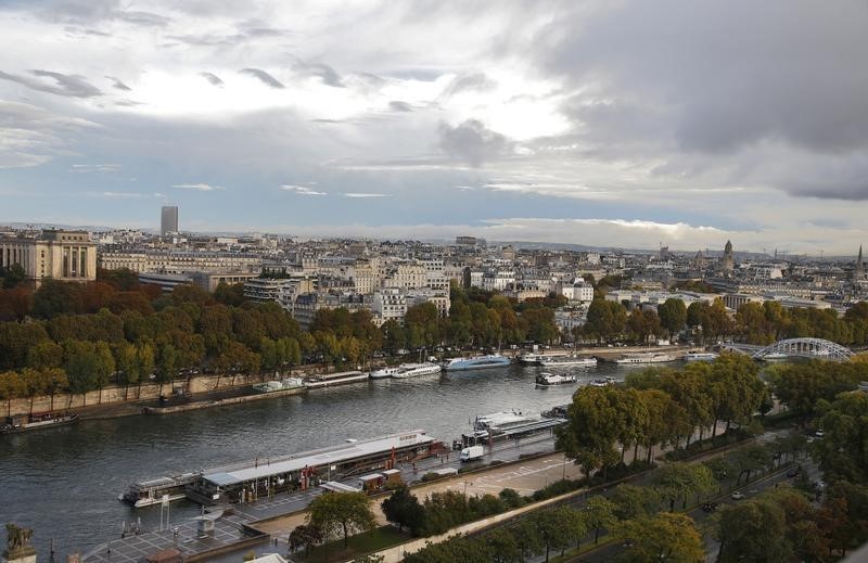 © Reuters. RÉPÉTITIONS GÉNÉRALES FACE À LA MENACE D'UNE CRUE DE LA SEINE