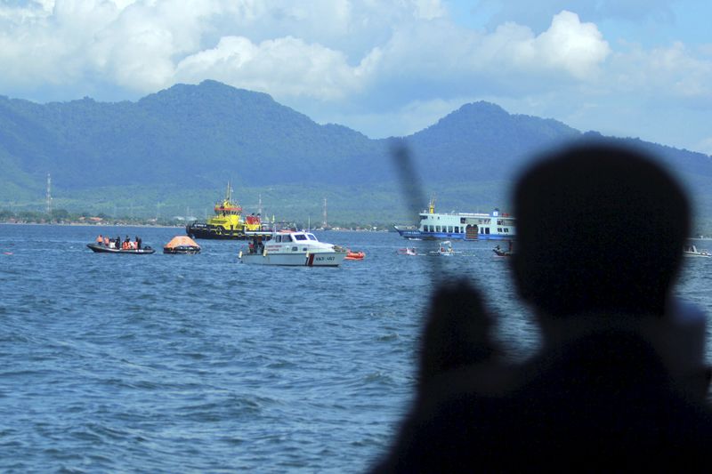 © Reuters. Search and rescue boats search for survivors from the Rafelia II ferry that sank in the Bali Strait, near Banyuwangi, East Java, Indonesia