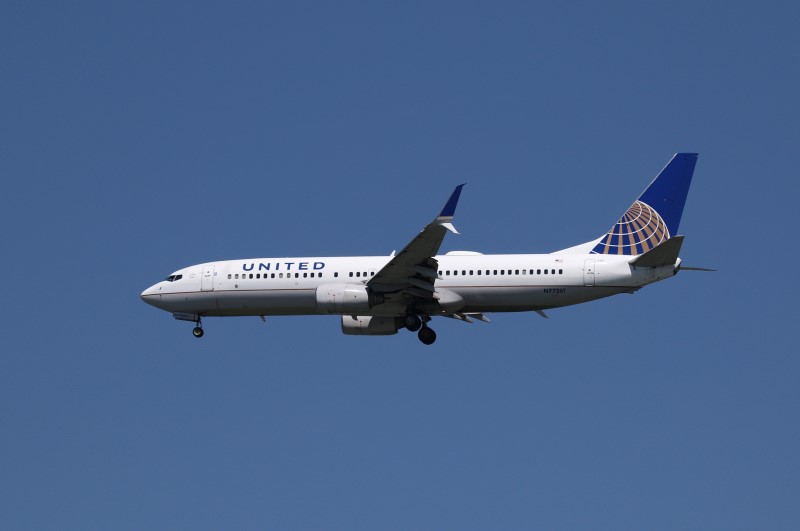 © Reuters. A United Airlines Boeing 737-800, with Tail Number N77261, lands at San Francisco International Airport, San Francisco