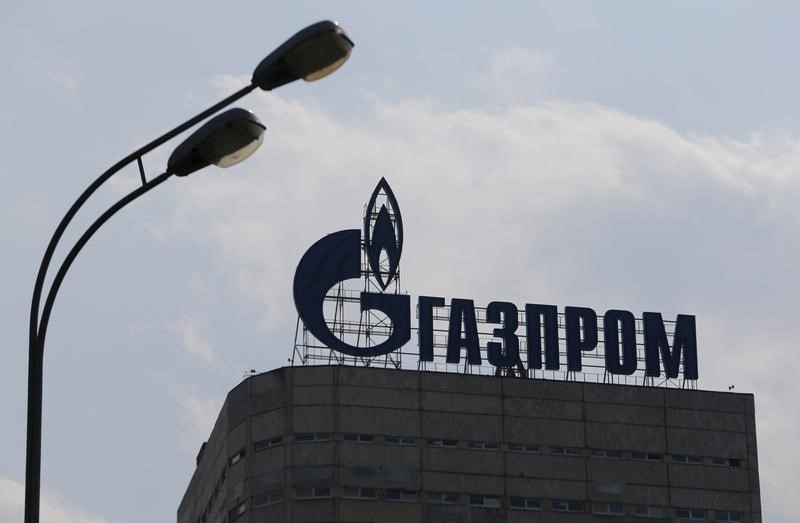 © Reuters. A view shows the company logo of Gazprom company installed on the roof of its office building in Moscow