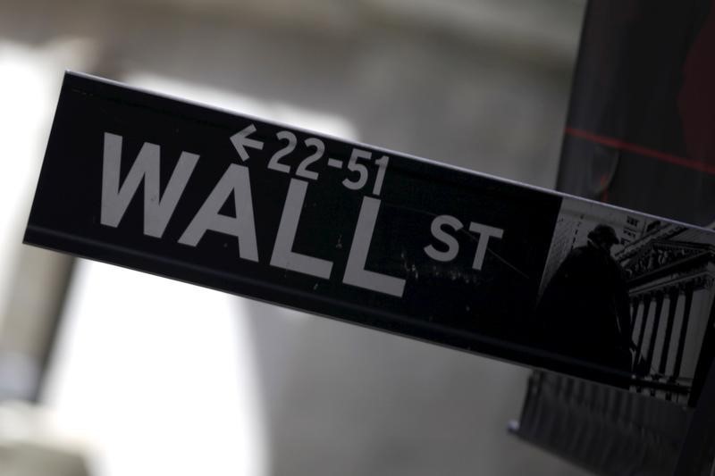 © Reuters. A Wall Street sign is seen in Lower Manhattan in New York