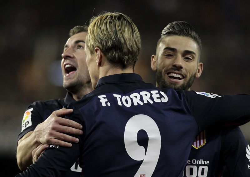 © Reuters. El Barcelona no cede en la cabeza de la tabla y el Atlético sigue al acecho